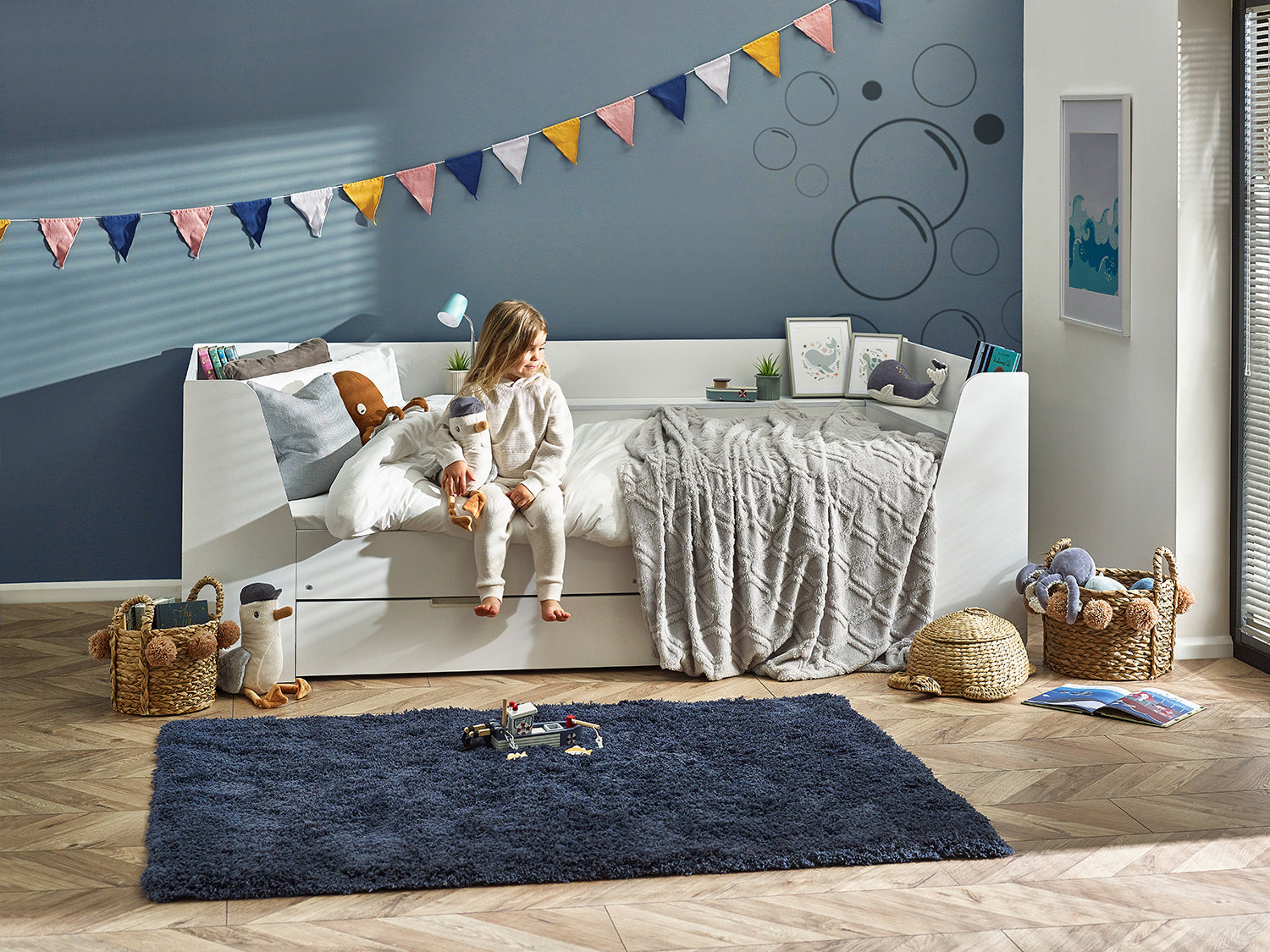 Julian Bowen Cyclone Daybed - White